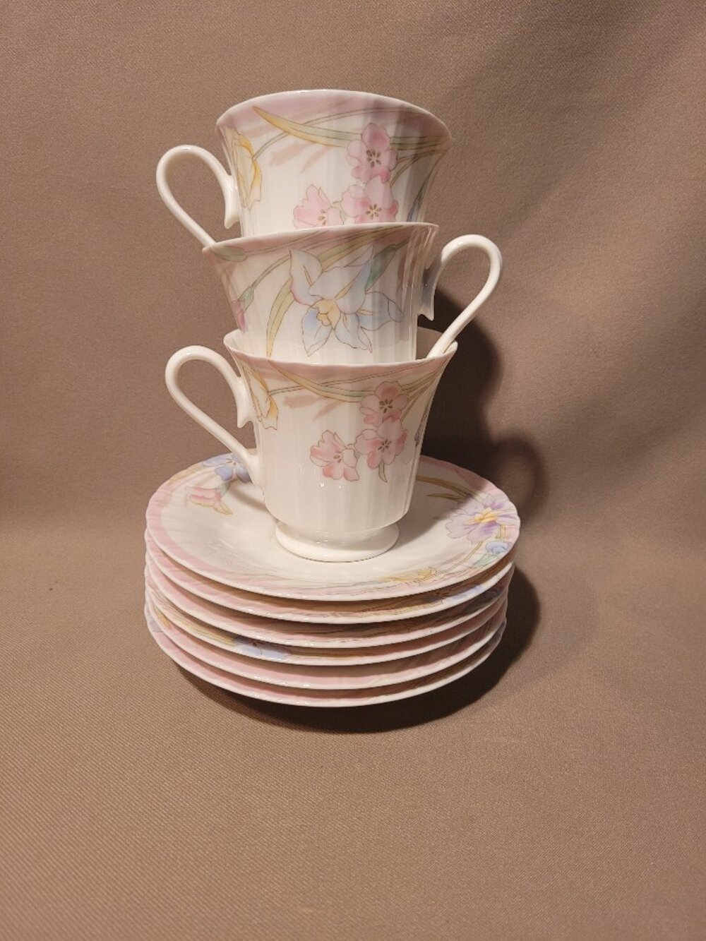 Mikasa Pink Melody L9810 (Lot of ) 3 Cup & Saucer Sets + 3 Extra Sauces